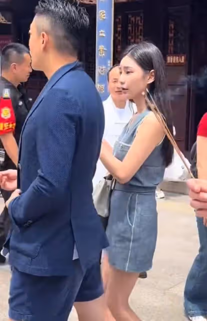小梅帶汪小菲到寺廟上香，幫汪家求財神，全力支持張蘭事業