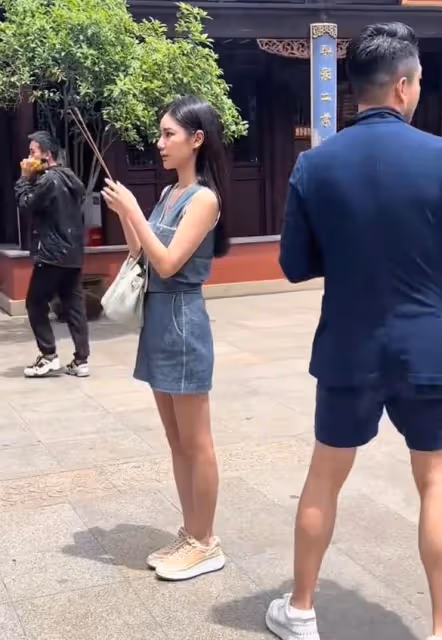 小梅帶汪小菲到寺廟上香，幫汪家求財神，全力支持張蘭事業