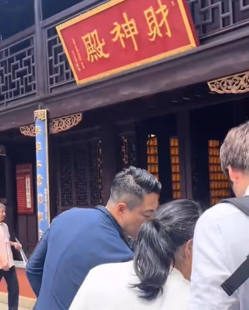 小梅帶汪小菲到寺廟上香，幫汪家求財神，全力支持張蘭事業