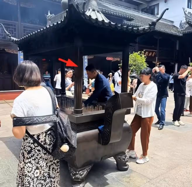 小梅帶汪小菲到寺廟上香，幫汪家求財神，全力支持張蘭事業