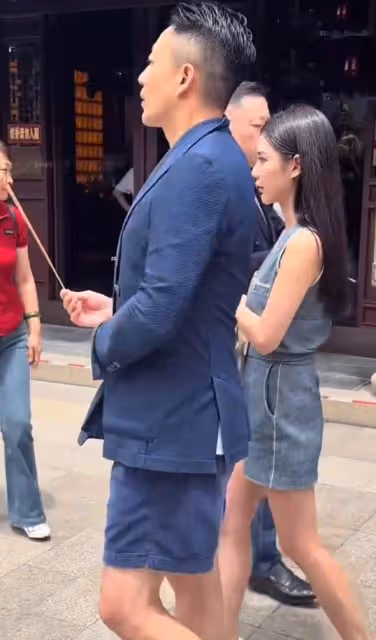小梅帶汪小菲到寺廟上香，幫汪家求財神，全力支持張蘭事業