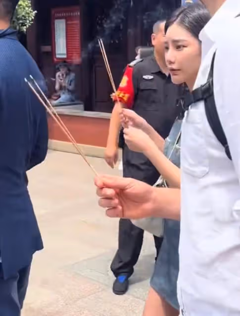 小梅帶汪小菲到寺廟上香，幫汪家求財神，全力支持張蘭事業