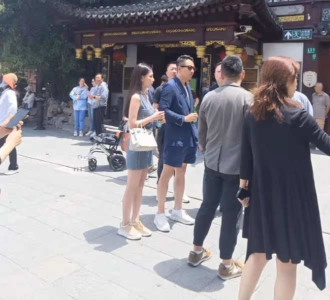 小梅帶汪小菲到寺廟上香，幫汪家求財神，全力支持張蘭事業