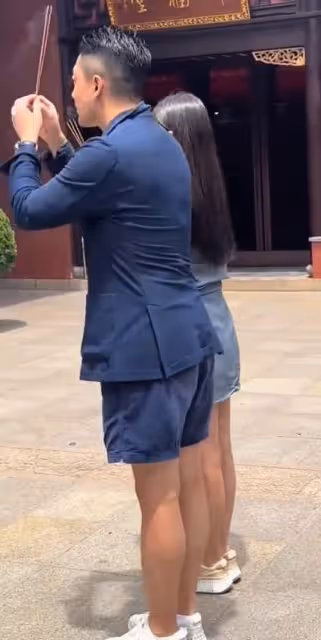 小梅帶汪小菲到寺廟上香，幫汪家求財神，全力支持張蘭事業