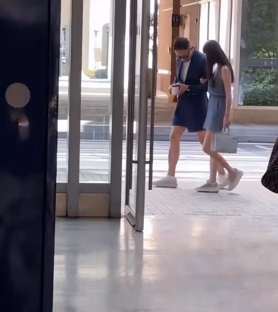 小梅帶汪小菲到寺廟上香，幫汪家求財神，全力支持張蘭事業