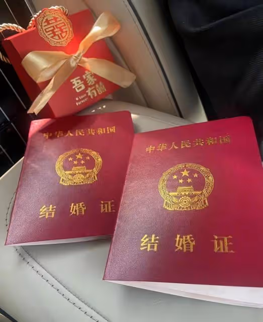 小梅帶汪小菲到寺廟上香，幫汪家求財神，全力支持張蘭事業
