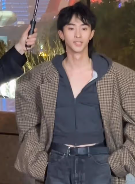 庾恩利活動好會拍，22歲很會凹造型，伊能靜的妝容精緻保養好