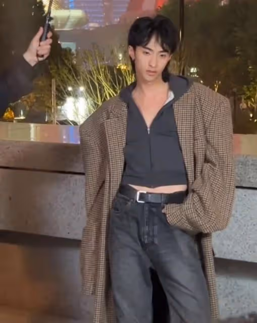 庾恩利活動好會拍，22歲很會凹造型，伊能靜的妝容精緻保養好