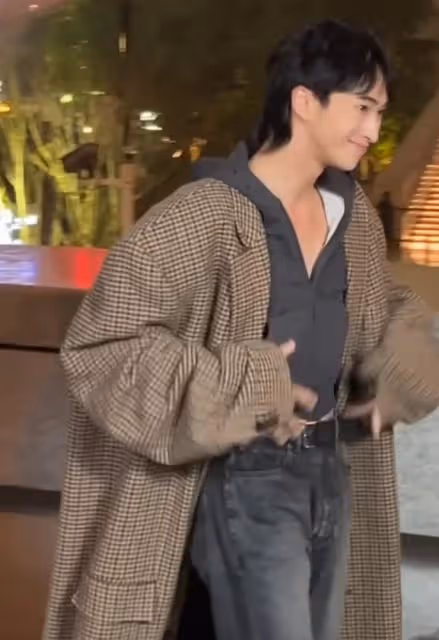 庾恩利活動好會拍，22歲很會凹造型，伊能靜的妝容精緻保養好