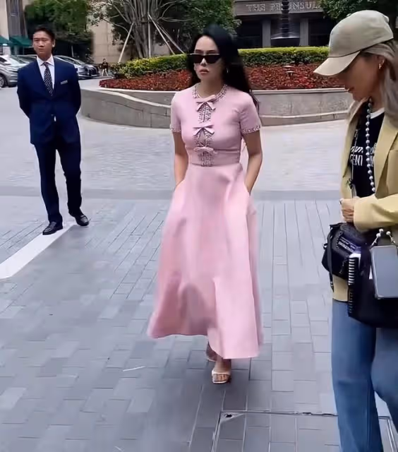 庾恩利活動好會拍，22歲很會凹造型，伊能靜的妝容精緻保養好