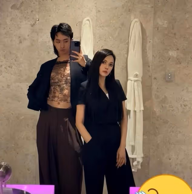 庾恩利活動好會拍，22歲很會凹造型，伊能靜的妝容精緻保養好