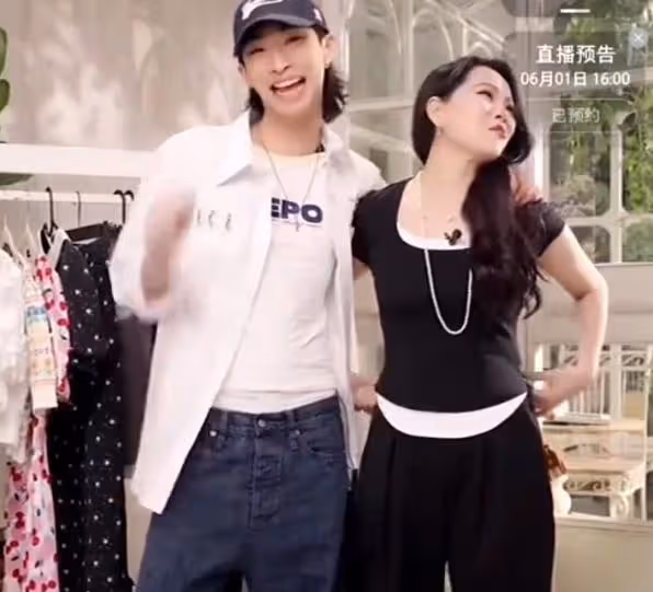 庾恩利活動好會拍，22歲很會凹造型，伊能靜的妝容精緻保養好