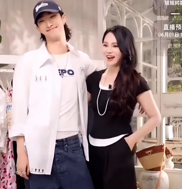 庾恩利活動好會拍，22歲很會凹造型，伊能靜的妝容精緻保養好