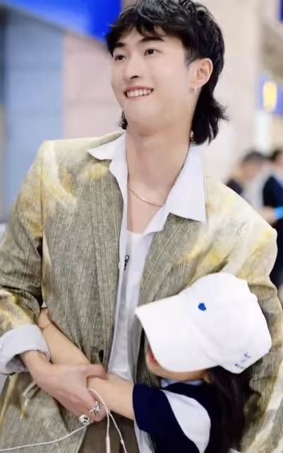 庾恩利活動好會拍，22歲很會凹造型，伊能靜的妝容精緻保養好