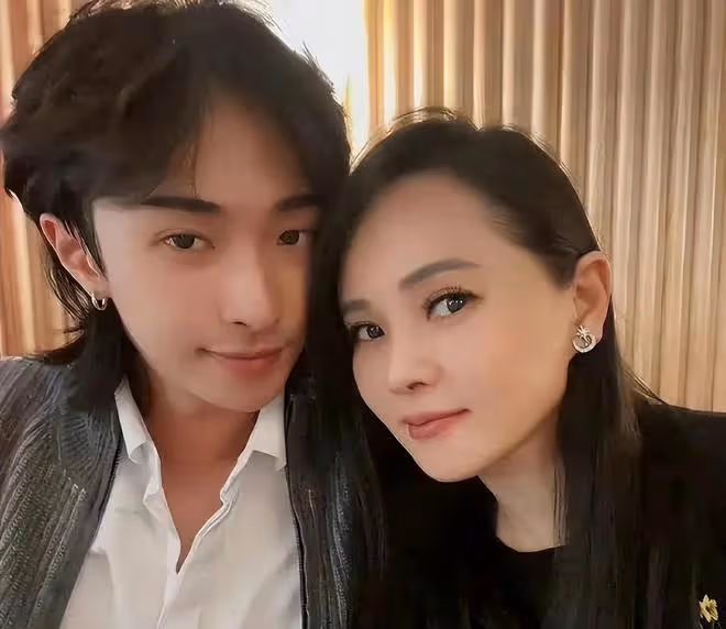 庾恩利活動好會拍，22歲很會凹造型，伊能靜的妝容精緻保養好