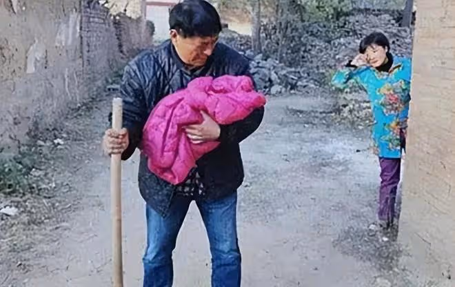 安徽光棍兄弟為養棄嬰,裝一車土僅賺3元,多年後女嬰拚命反哺