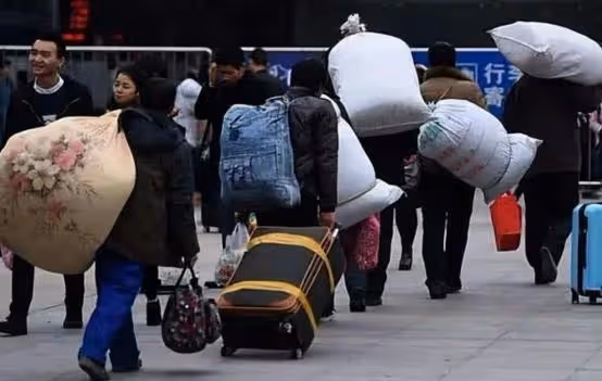 安徽光棍兄弟為養棄嬰,裝一車土僅賺3元,多年後女嬰拚命反哺