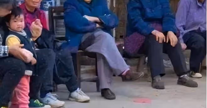 安徽光棍兄弟為養棄嬰,裝一車土僅賺3元,多年後女嬰拚命反哺