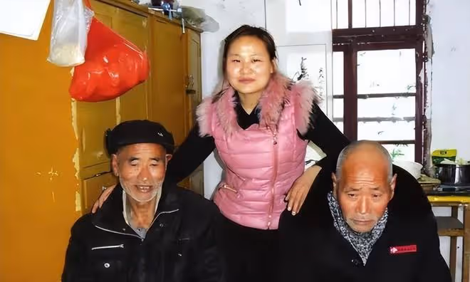 安徽光棍兄弟為養棄嬰,裝一車土僅賺3元,多年後女嬰拚命反哺
