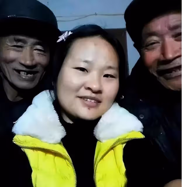 安徽光棍兄弟為養棄嬰,裝一車土僅賺3元,多年後女嬰拚命反哺