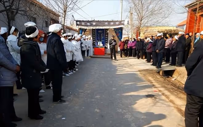 回顧武漢男子去世後,母親將他手機一起火化,不久後電話竟打通了