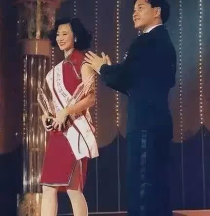 她做艷星走紅,35歲遭豪門拋棄,39歲遇真愛,如今55歲讓人羨慕