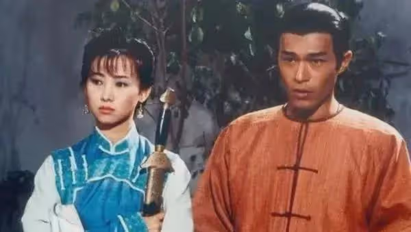 她做艷星走紅,35歲遭豪門拋棄,39歲遇真愛,如今55歲讓人羨慕