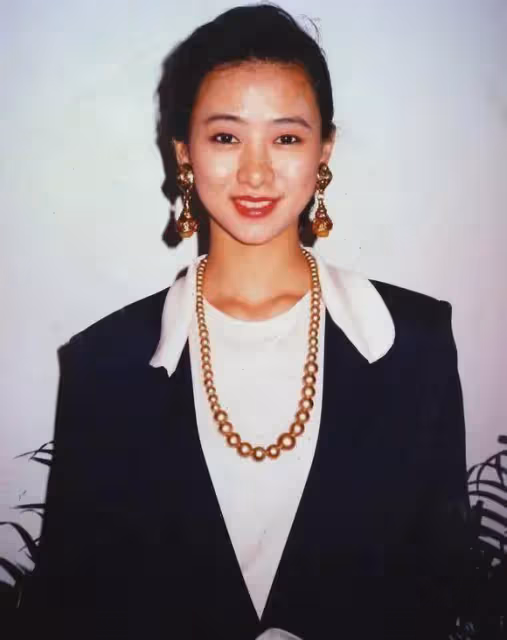 她做艷星走紅,35歲遭豪門拋棄,39歲遇真愛,如今55歲讓人羨慕