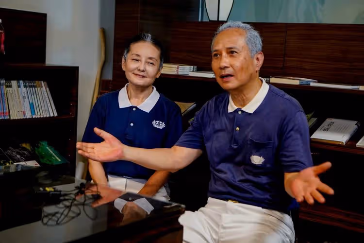 68歲「花系列」艾偉頭髮全白+老人斑模樣曝光　隔33年重逢《菟絲戀》老婆王淑娟