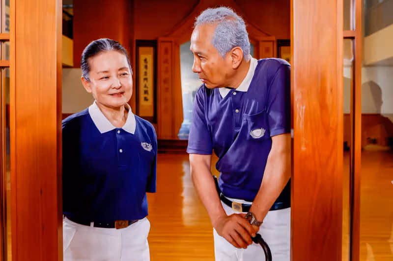 68歲「花系列」艾偉頭髮全白+老人斑模樣曝光　隔33年重逢《菟絲戀》老婆王淑娟