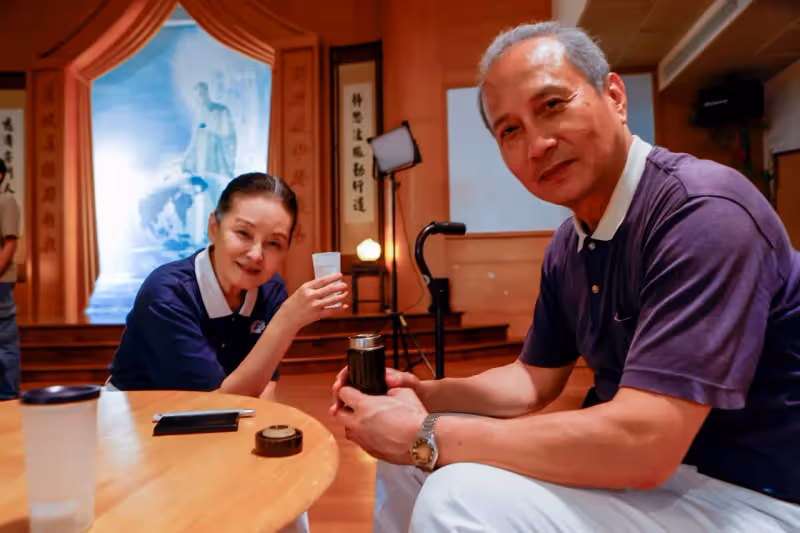 68歲「花系列」艾偉頭髮全白+老人斑模樣曝光　隔33年重逢《菟絲戀》老婆王淑娟