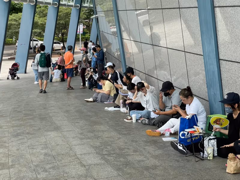 有片直擊｜張學友終於現身了  親切跟粉絲簽名握手