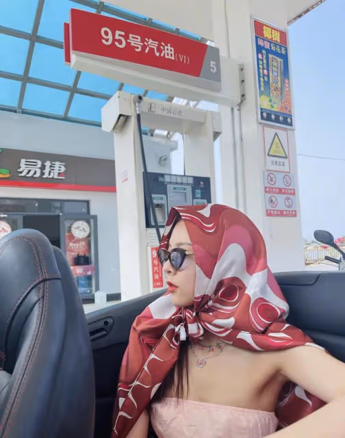 普通小汗衫也能穿出沙浪海灘風情?宋妍霏旅遊穿搭,快點get起來