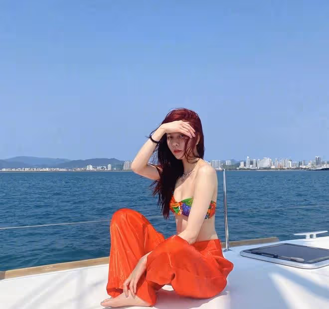 普通小汗衫也能穿出沙浪海灘風情?宋妍霏旅遊穿搭,快點get起來