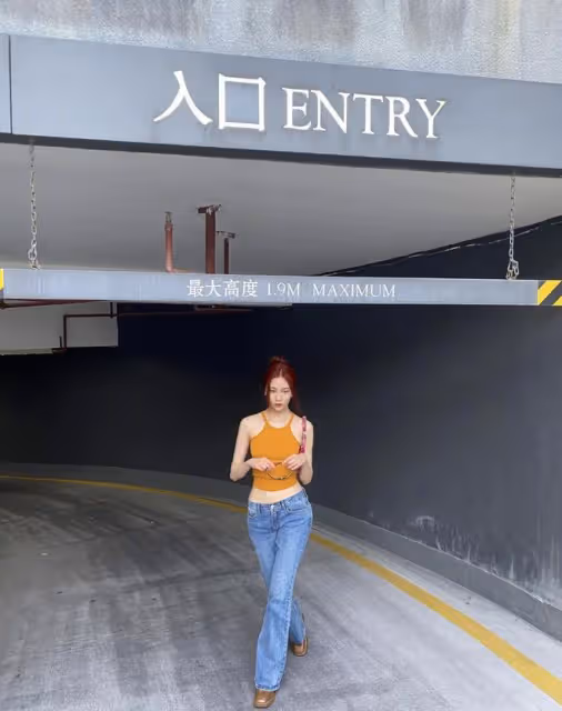 普通小汗衫也能穿出沙浪海灘風情？宋妍霏旅遊穿搭，快點get起來