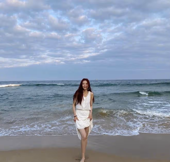 普通小汗衫也能穿出沙浪海灘風情？宋妍霏旅遊穿搭，快點get起來