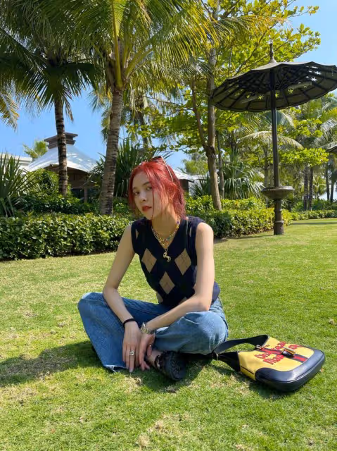 普通小汗衫也能穿出沙浪海灘風情？宋妍霏旅遊穿搭，快點get起來