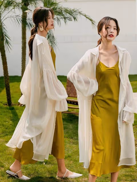 普通小汗衫也能穿出沙浪海灘風情？宋妍霏旅遊穿搭，快點get起來