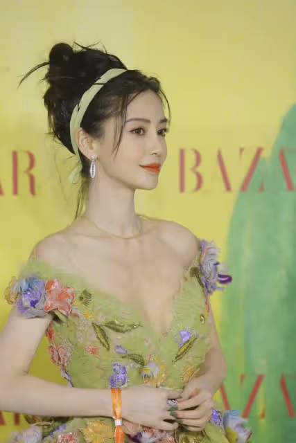 芭莎慈善晚會,吳謹言黑綠兩塊布,一般人真hold不住