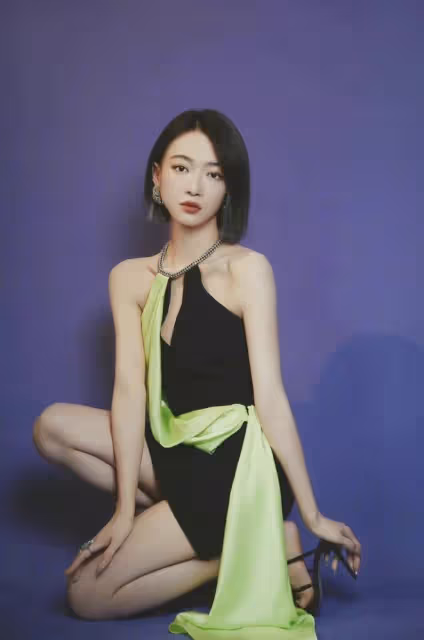 芭莎慈善晚會,吳謹言黑綠兩塊布,一般人真hold不住