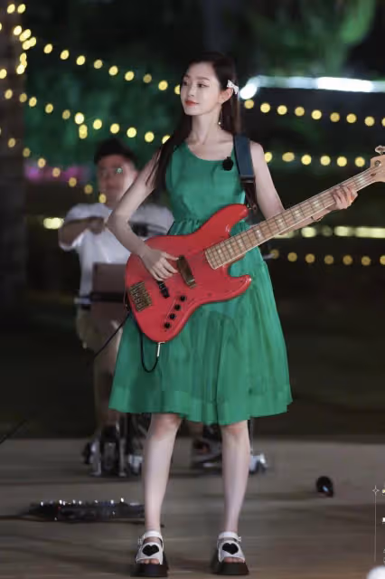 《長風渡》女主宋軼，古裝扮相溫婉氣質，現代裝造型清新純凈
