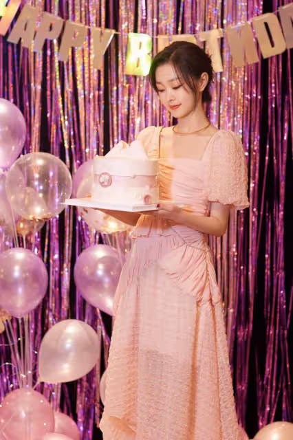 《長風渡》女主宋軼，古裝扮相溫婉氣質，現代裝造型清新純凈