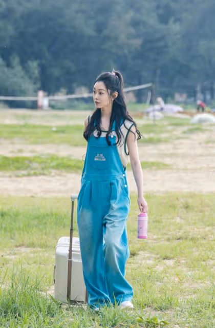 《長風渡》女主宋軼，古裝扮相溫婉氣質，現代裝造型清新純凈