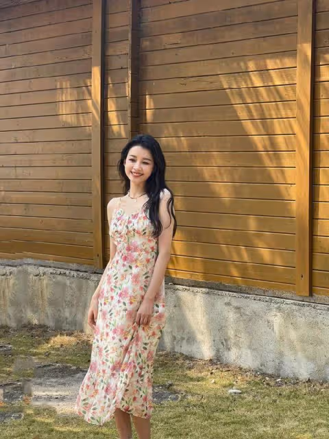 孫怡碎花弔帶裙上熱搜榜!弔帶裙仍是春夏的王炸穿搭,誰穿誰受益