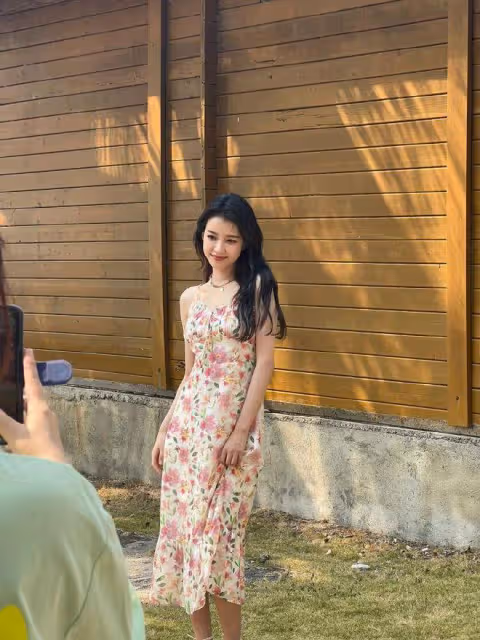 孫怡碎花弔帶裙上熱搜榜!弔帶裙仍是春夏的王炸穿搭,誰穿誰受益