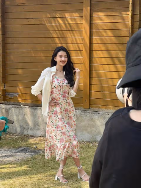 孫怡碎花弔帶裙上熱搜榜!弔帶裙仍是春夏的王炸穿搭,誰穿誰受益