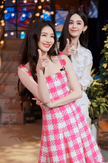 娜扎和江疏影比美!相差6歲的姐妹花,她贏在時尚又減齡的穿搭上