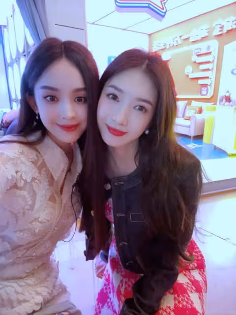 娜扎和江疏影比美!相差6歲的姐妹花,她贏在時尚又減齡的穿搭上