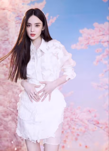 娜扎和江疏影比美!相差6歲的姐妹花,她贏在時尚又減齡的穿搭上