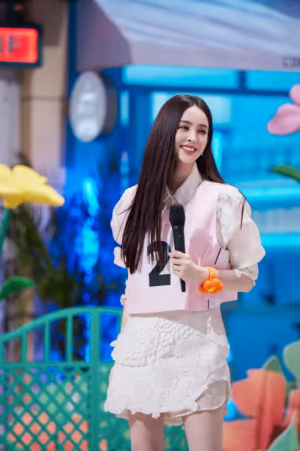娜扎和江疏影比美！相差6歲的姐妹花，她贏在時尚又減齡的穿搭上
